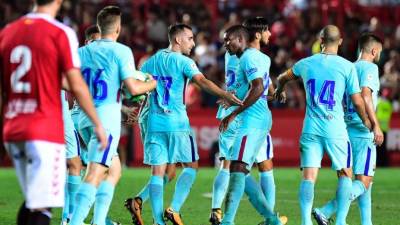 Los jugadores del Barcelona felicitando a Paco Alcácer tras su golazo. Foto AFP