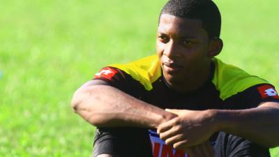 El jugador Bryan Acosta no viajó con el grupo ya que fue expulsado frente a Marathón. Hoy la Comisión de Disciplina dará a conocer la resolución en este caso.