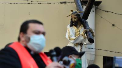 Fieles católicos participan en una procesión del Viernes Santo durante la pandemia del coronavirus en 2020.