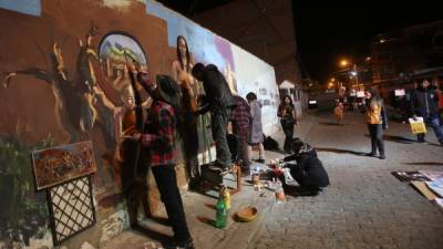 Artistas pintan un mural durante la 'Larga noche de museos', en El Alto (Bolivia). EFE