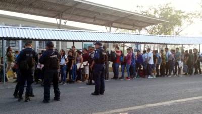 Migrantes hondureños aguardan en el puente fronterizo Rodolfo Robles la autorización de las autoridades mexicanas para su ingreso a ese país./Reforma.