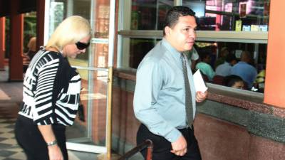 Los fiscales Elizabeth Rodríguez y Luis Javier Santos al llegar a la alcaldía sampedrana para solicitar documentos en las oficinas de ingresos e informática.