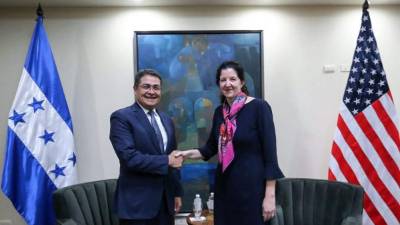 El presidente hondureño, Juan Orlando Hernández estrechando la mano de Kimberly Breier, Subsecretaria de Estado de los Estados Unidos para Asuntos del Hemisferio Occidental, durante una reunión de trabajo en la Casa Presidencial en Tegucigalpa, el 22 de abril. 2019. -AFP FOTO.