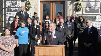 El senador por Illinois, el demócrata Dick Durbin, habla durante una concentración por los dreamers en Washington D.C. EFE.