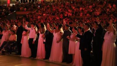 Imagen de algunas parejas que se unieron en matrimonio durante las Bodas de Caná en 2013
