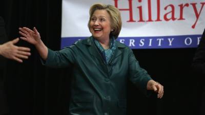 Hillary Clinton comienza a concentrarse más en su rival republicano y menos en su rival interno del partido demócrata.