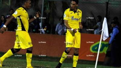 Allans Vargas celebrando su gol junto a Rony Martínez. Foto Neptalí Romero