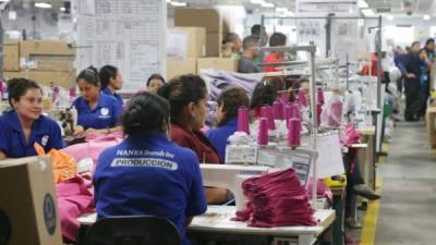 Empleadas de una maquila en Choloma.