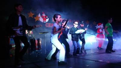 Alumnos de prekinder hicieron una presentación al ritmo del rock.