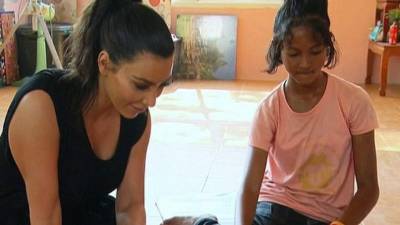 La pequeña Pink le propusieron irse con la socialité, ella se negó, señalando que era feliz en su país pese a sus carencias.