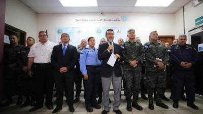 El ministro de la Presidencia, Ebal Díaz, junto a funcionarios del Instituto Penitenciario, el ministro de Gobernación, Leonel Ayala, y altos mandos militares y policiales.