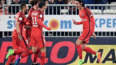 Edinson Cavani confirmó su gran momento con un doblete ante el Burdeos. Foto AFP