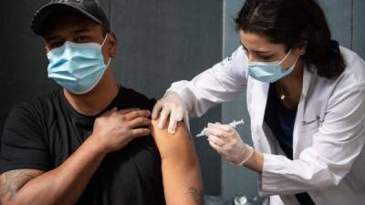 Javier Morena recibe su primera dosis de la vacuna de Moderna en un centro de vacunación de Nueva York./AFP.