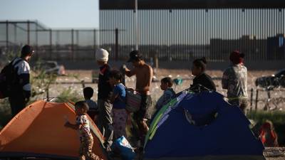 Migrantes permanecen hoy en carpas junto al Río Bravo en Ciudad Juárez, estado de Chihuahua (México).