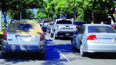<b>Muchos carros ni siquiera portan el permiso provisional para circular sin placas. Foto: M. Cubas.</b>