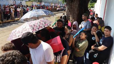 Migrantes hacen fila en las oficinas migratorias este lunes, en la ciudad de Tapachula en Chiapas.