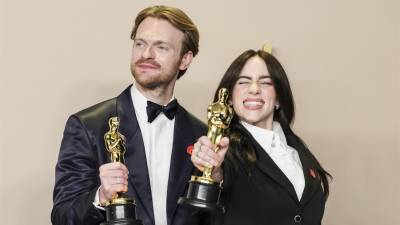 “Votamos por Kamala Harris y Tim Walz porque están luchando para proteger nuestra libertad reproductiva, nuestro planeta y nuestra democracia”, dijo Eilish en un video compartido en su cuenta de Instagram.