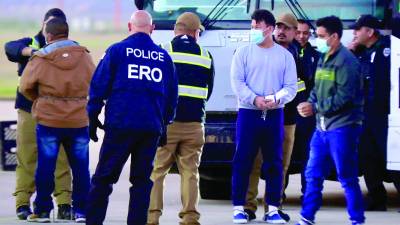 <b>En un aeropuerto privado ubicado en Arlinton, decenas de migrantes y núcleos familiares fueron deportados.</b>