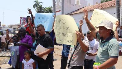 Migrantes protestan y convocan a un Viacrucis migrante hoy, en la ciudad de Tapachula.