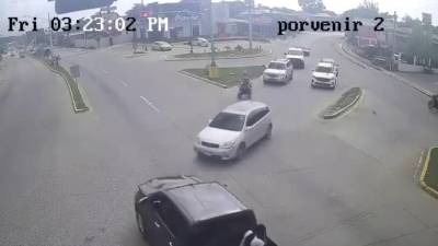 Un pick up color negro habría provocado una tragedia en Puerto Cortés luego de que su conductor, según las imágenes captadas por cámaras de videovigilancia, se pasara un semáforo en rojo y chocara contra otro vehículo que circulaba con vía libre.