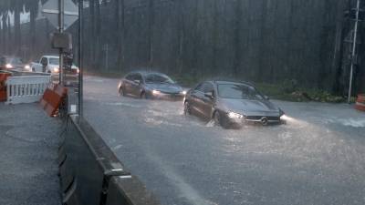 Varias carreteras quedaron inundadas tras las fuertes lluvias que azotan el sur de Florida.