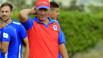 Pedro Troglio durante el entrenamiento de este martes del Olimpia. Foto Ronald Aceituno