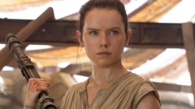 La británica da vida a Rey, una recolectora de chatarra del planeta Jakku que se ve envuelta en el conflicto entre La Resistencia y La Primera Orden luego de encontrarse con Finn, un desertor, y con BB-8, un androide perteneciente al piloto de La Resistencia, Poe Dameron.