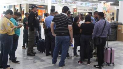 Problema. Más de 12 horas permanecieron varados en el Villeda Morales varios pasajeros el pasado jueves por la cancelación de un vuelo. Foto: Franklyn Muñoz.