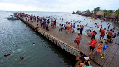 Los visitantes continuaron disfrutando ayer de las playas de Puerto Cortés y Omoa. Fotos: Wendell Escoto