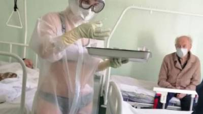 Una enfermera rusa que realizó un turno con únicamente su ropa interior bajo su traje de protección especial para atender a pacientes con coronavirus en un hospital de Moscú fue suspendida, informó el New York Post.