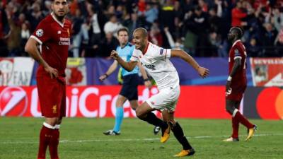 GRA3759. SEVILLA. 21/11/2017.- El centrocampista argentino del Sevilla, Guido Pizarro (c), celebra su gol, tercero del equipo andaluz ante el Liverpool, durante el encuentro correspondiente a la fase de grupos de la Liga de Campeones que se disputa esta noche en el estadio Ramón Sánchez-Pizjuán, en Sevilla. EFE/Julio Muñoz
