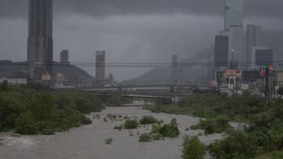 La creciente del río Santa Catarina debido a las fuertes lluvias en la ciudad de Monterrey (México).