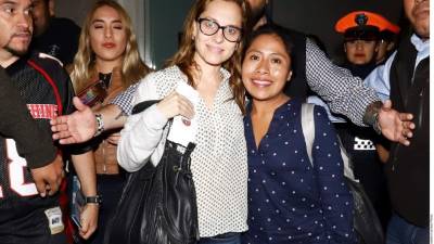 Las nominadas al Óscar, Yalitza Aparicio y Marina de Tavira, llegaron a CDMX la noche del lunes tras asistir a la ceremonia en Los Ángeles. Foto Reforma.