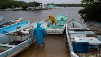 Pescadores ponen a salvo sus embarcaciones en el municipio de Hunucmá, estado de Yucatán (México).