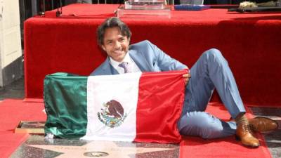 El actor y director mexicano Eugenio Derbez recibió este jueves su estrella en el Paseo de la Fama, en un multitudinario acto.