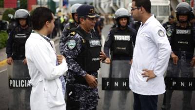 Médicos protestando hasta casa presidencial. Foto de archivo.