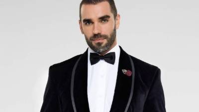 Marcus Ornellas habla de Lucas como una persona 'impecable' desde su actuar hasta su postura física y hay un perfeccionismo en el diseñador que lo invitó a estudiar a grandes figuras de la moda para poder interpretarlo.