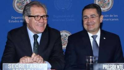 El secretario general de la OEA, Luis Almagro, y el presidente de Honduras, Juan Orlando Hernández.