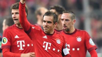 Los jugadores del Bayern celebraron con sus aficionados la clasificación. Foto EFE/ Peter Kneffel.