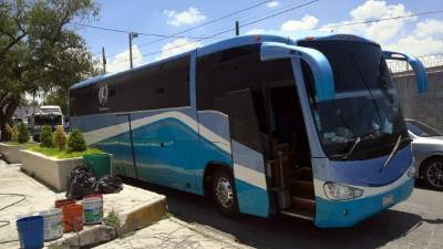 La policía mexicana arrestó a cuatro supuestos coyotes que se trasladaban con los migrantes en el autobús privado./Reforma.