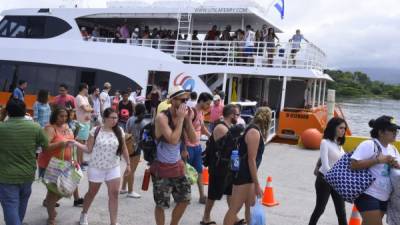 Decenas de viajeros llegaron ayer al muelle de La Ceiba procedentes de Islas de la Bahía.
