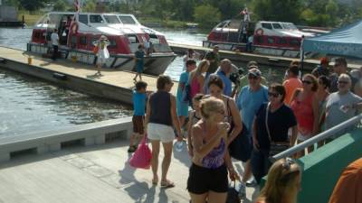 Los cruceristas desembarcaron a tempranas horas en el muelle.