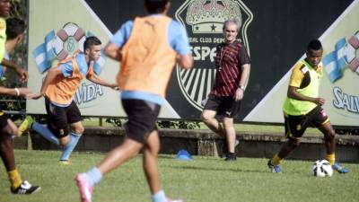 Mario Zanabria siguió muy de cerca el entrenamiento de los suyos. Foto Neptali Romero