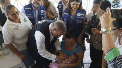 Vacunación. El ministro de Salud de Guatemala aplica la vacuna a una menor.
