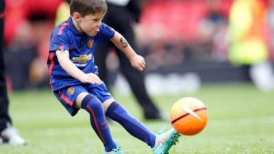 El hijo de Rooney conoció a jugadores del Barcelona.