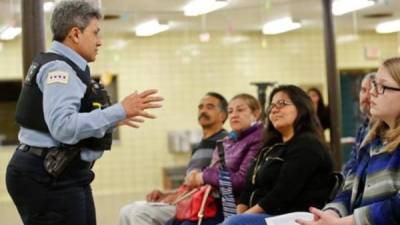 Una oficial de policía de Chicago habla durante una reunión en el Horner Park en Chicago, Illinois. EFE