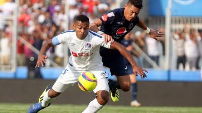 Ever Alvarado y Roberto Moreira en un enfrentamiento entre Olimpia y Motagua.