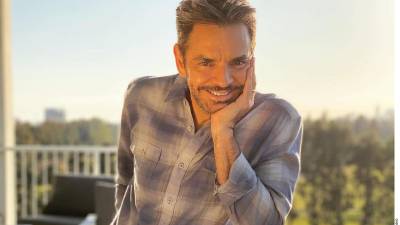 Eugenio Derbez firmó un contrato de primera vista con Univisión para proyectos en español de TV y teatro.