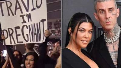 Durante el concierto del grupo Blink-182, Kourtney Kardashian levantó un cartel que decía “Travis, estoy embarazada”.