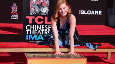 Jessica Chastain deja sus huellas en el cemento.